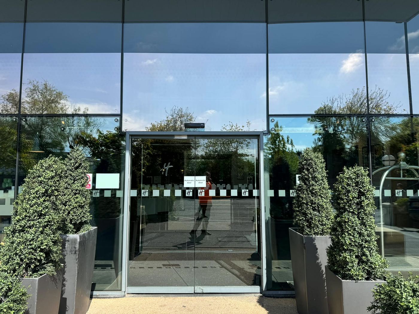 Streak-free entrance glazing at Holiday Inn Newcastle Jesmond