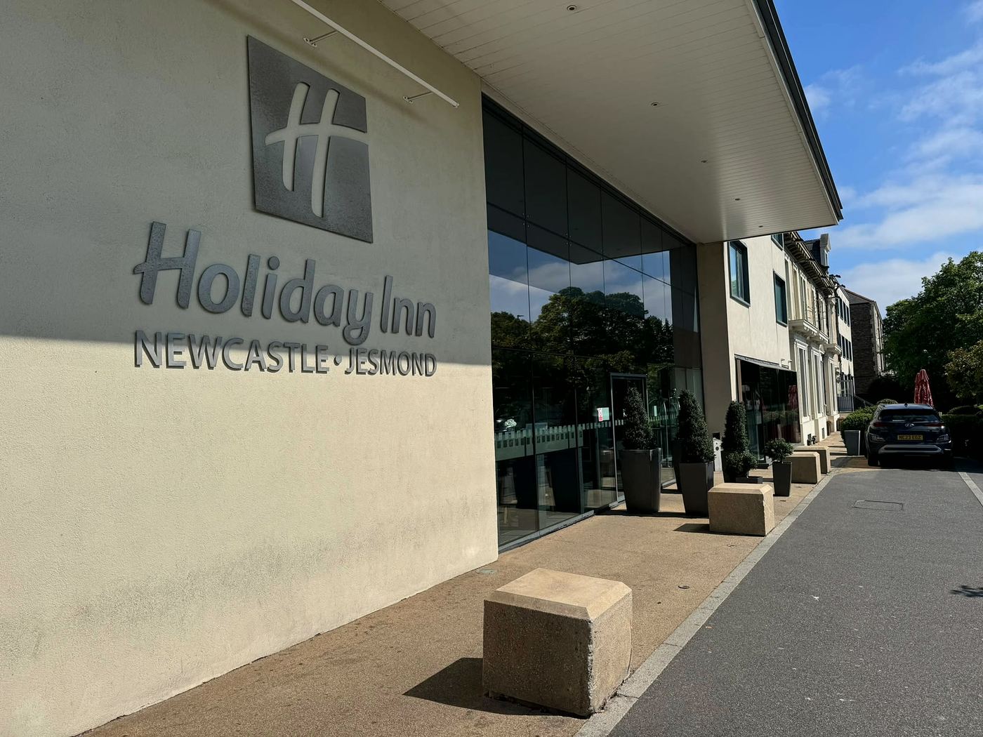 Holiday Inn Newcastle Jesmond entrance